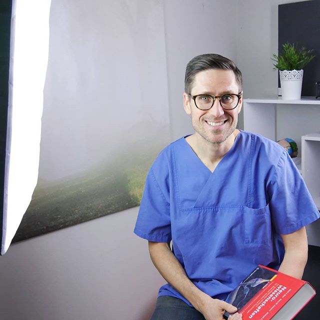 Auf meinem YouTube-Kanal (Klick aufs Bild) mit mittlerweile über 450 Videos zu allen möglichen Gesundheitsthemen und über 250.000 Abonnenten kläre ich bereits seit mehreren Jahren nach meinem Motto „medizinisch – verständlich – korrekt“ evidenzbasiert und unabhängig auf. Mit meinem Kompendium gehe ich jetzt über das dort zu findende Grundlagenwissen hinaus und vermittle leitliniengerecht Fachwissen für den klinischen Alltag.